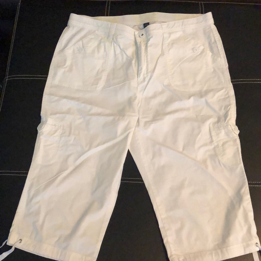 New without tags white capris.